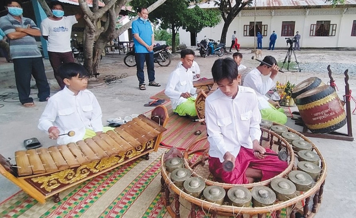 Phleing Ngũ âm meng kan di urang Khmer (Pinn Peat) lac sa dàn nhạc