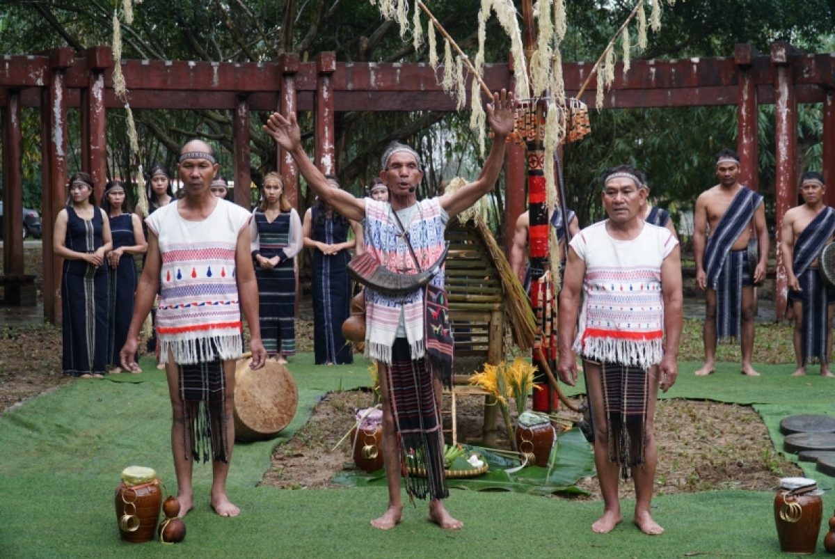 Ngê̆ nhân ưu tŭ K’Tiếu (tâng pơla dế) mơđah tŏn môi tung mâu tơdrá chêng koăng a pơlê pơla