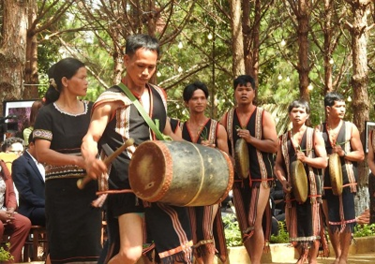 Ngê̆ nhân tŏn chêng koăng a tơring Kon Plông, kong pơlê Kon Tum