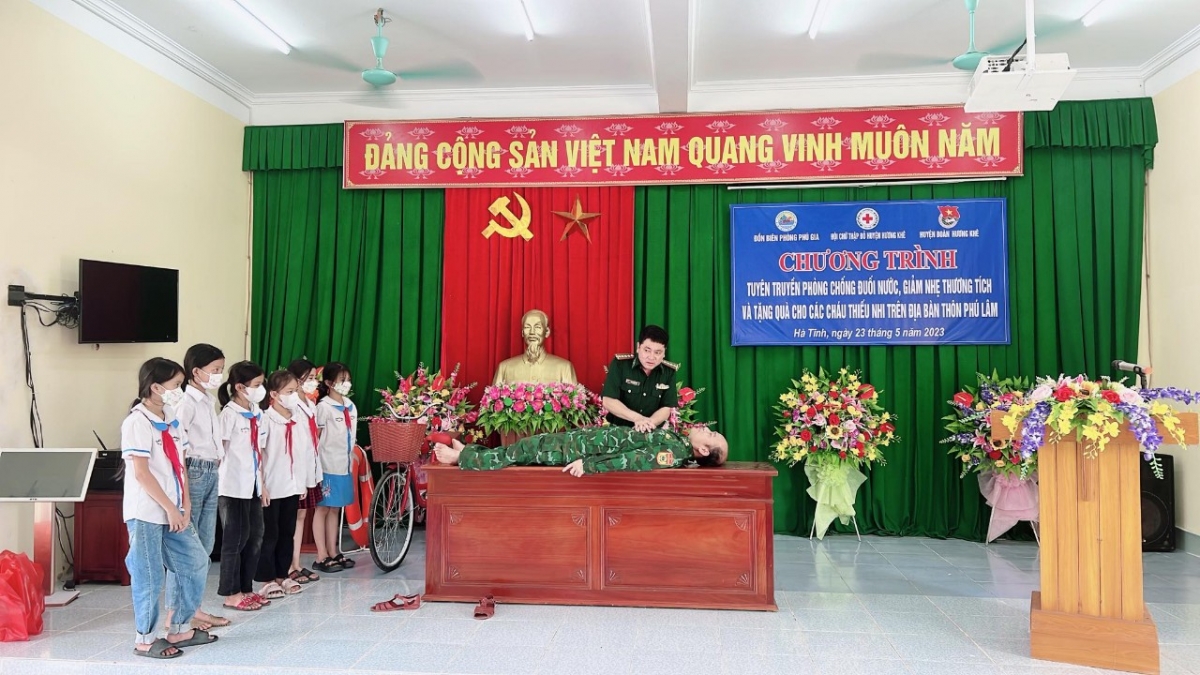 
Mố đô̆i gak tơkăng kong cheăm Phú Gia, tơring Hương Khê, kong pơlê Hà Tĩnh hnê tối vâi hdrêng tơdroăng séa ngăn tŏng kum mơngế ki tro klâk têa