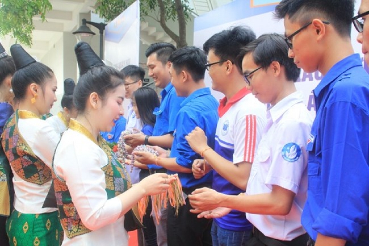 Sinh viên Lào, Campuchia HU duah thau ka ilamo, raidiuk di urang Việt