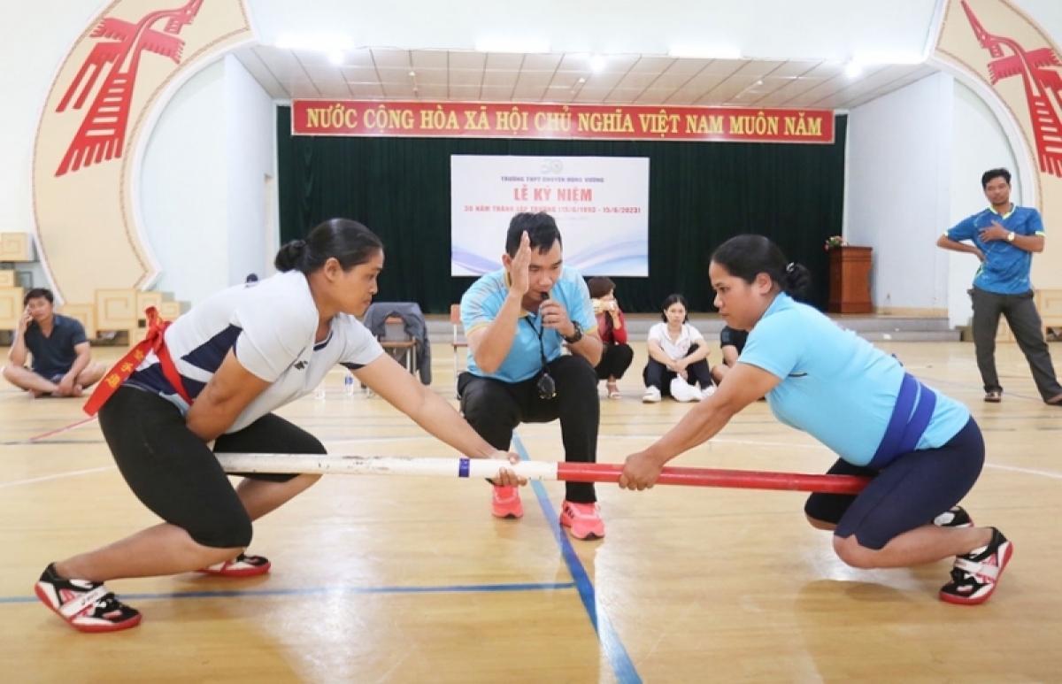 Môn chồl gai kơ̆p gơn cèng geh uă gai lòng ai mpồl tàp pràn să jan càr Gia Lai in