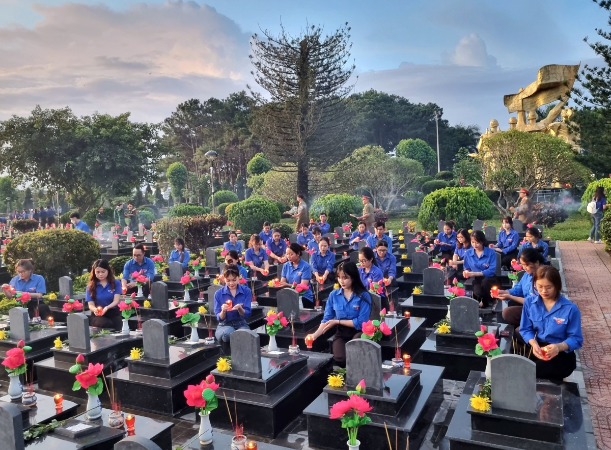 Đoân viên droh rơtăm chôu nhang, pleăng reăng ƀă têk on  mâu tơnâu mơngế hlâ ai hnoăng tơnêi têa