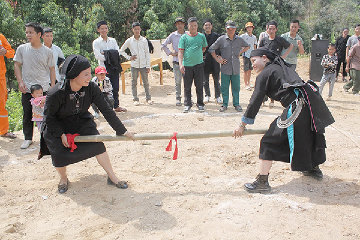 Thi đẩy gậy tại Lễ hội