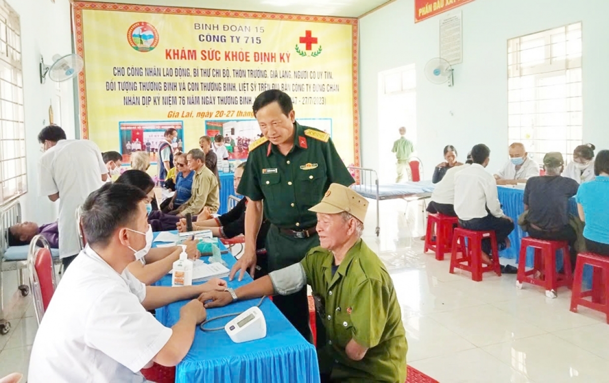 Công ty 715 (Binh đoàn 15) khám nau ji ân nŭih geh dơi kơl tâm ăp xã n’har bri bah n’gor Gia Lai