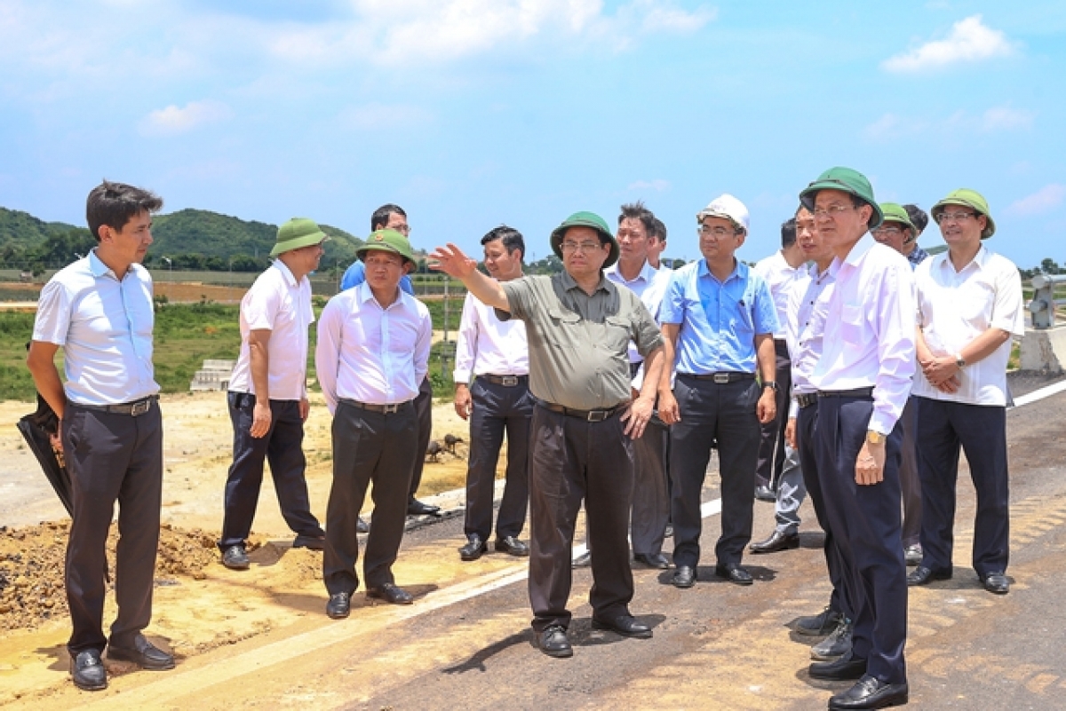 
Thủ tướng Phạm Minh Chính năm hơlen lăng trong Hơlĕch - Pơmơ̆t kơ dêh char Ninh Bình