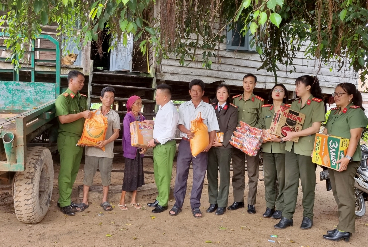 

 Kŏng an tơring Ea Hleo đi đo troh lăm kơ-êng, diâp kơxuô tơmeăm ƀă mơhnhôk kuăn pơlê