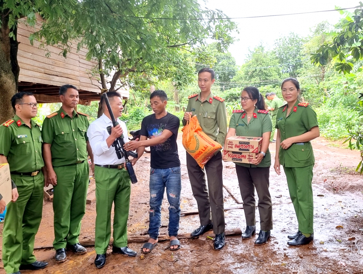 Kwang àng rcang ai phan ngui sa kờñ pal geh, kòi phe, phan ngui sa dong kờl, hòi jà làng bol nàng tàm pơgơl ai phàu, gar phàu, phan tam lơh.