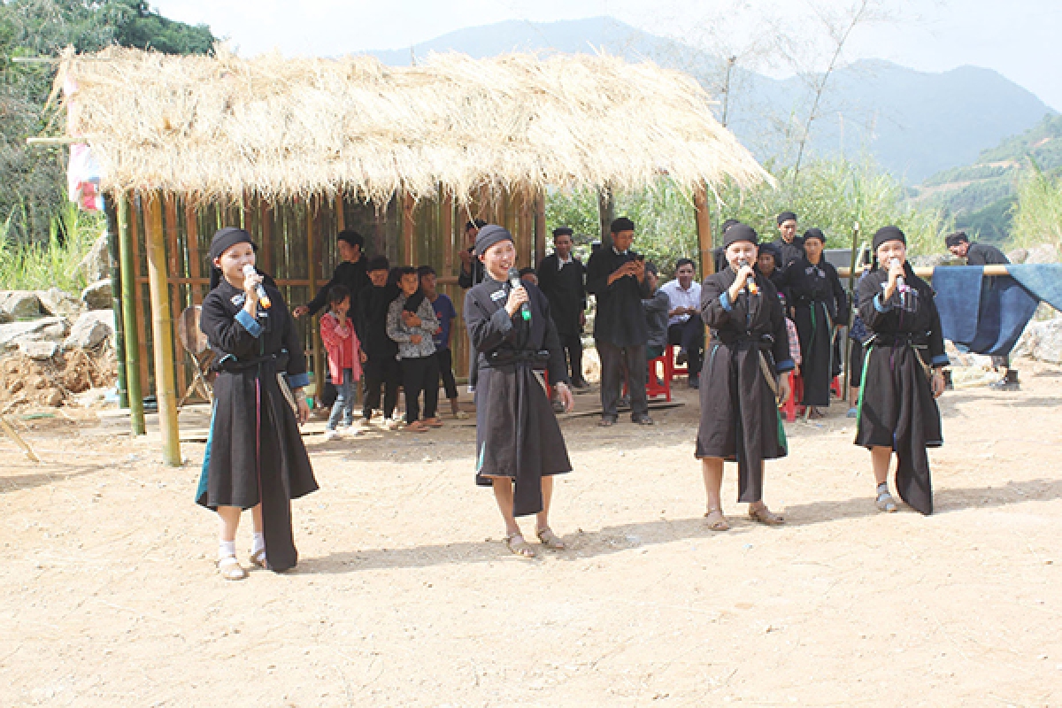 Màn hát dân ca La Chí chào mừng ngày hội