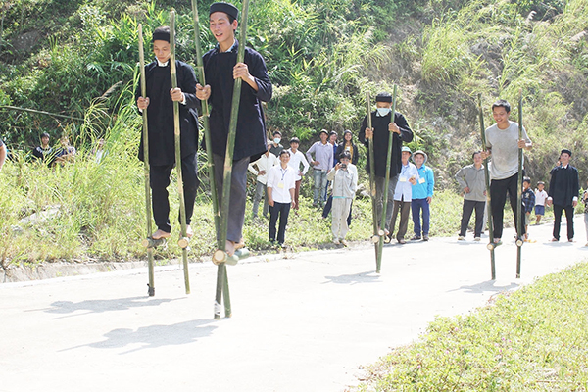 Các trai bản người La Chí trổ tài thi cà kheo