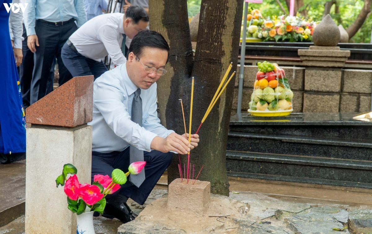 Ơi Võ Văn Thưởng tŭi ñang hơdor kơ tơhan sông kơtang djai ƀơi Côn Đảo