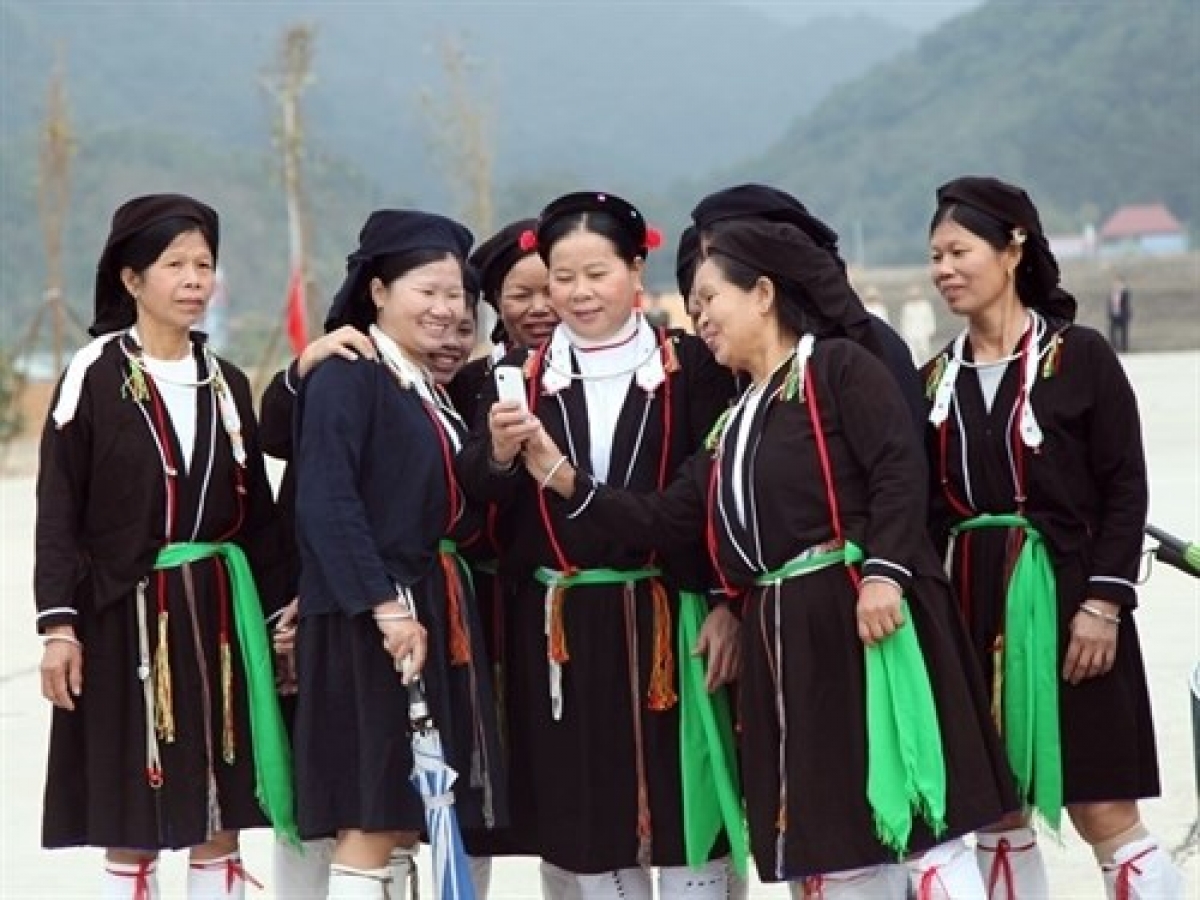 Giản dị trang phục dân tộc Sán Dìu.