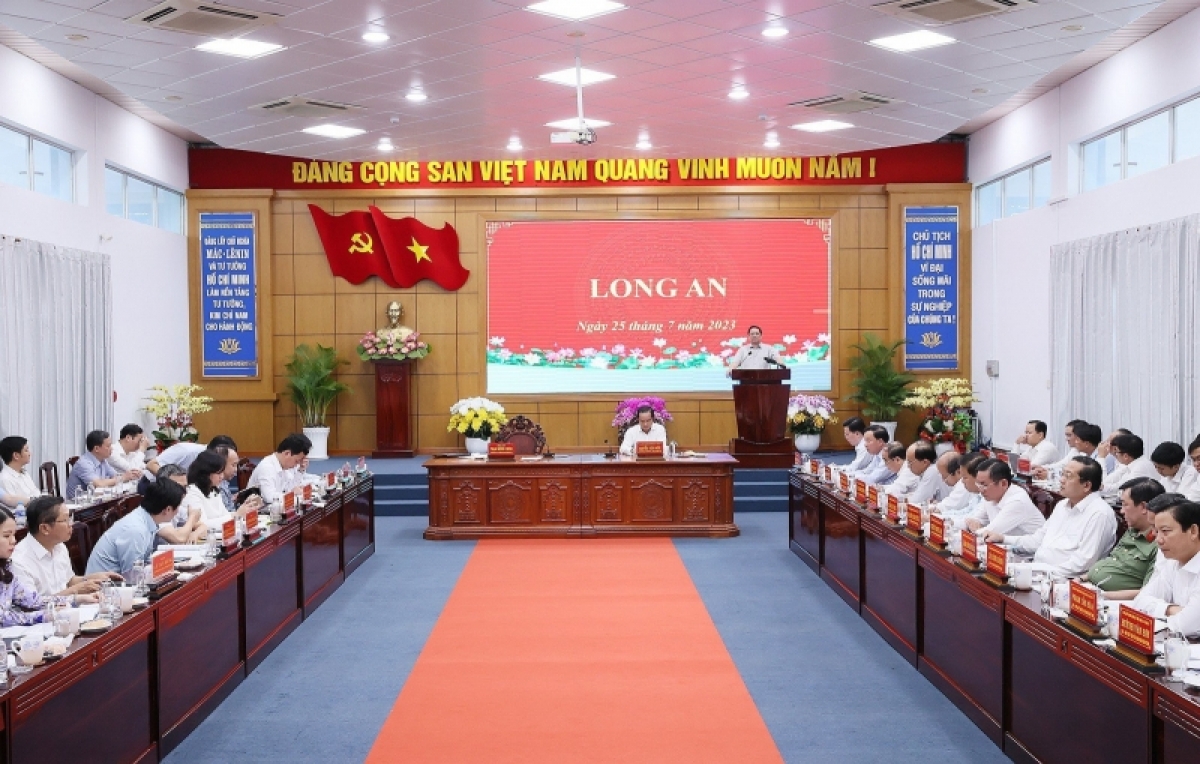 Thủ tướng Phạm Minh Chính lơh broă mờ Kwang đơng lam bồ càr Long An