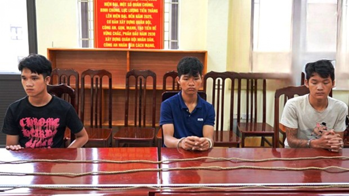 Ba đối tượng Lý Quang Hùng, Vàng Văn Phủng và Long A Phủng (từ trái qua phải) tại Cơ quan Công an. Ảnh: Nguyễn Lân-TTXVN