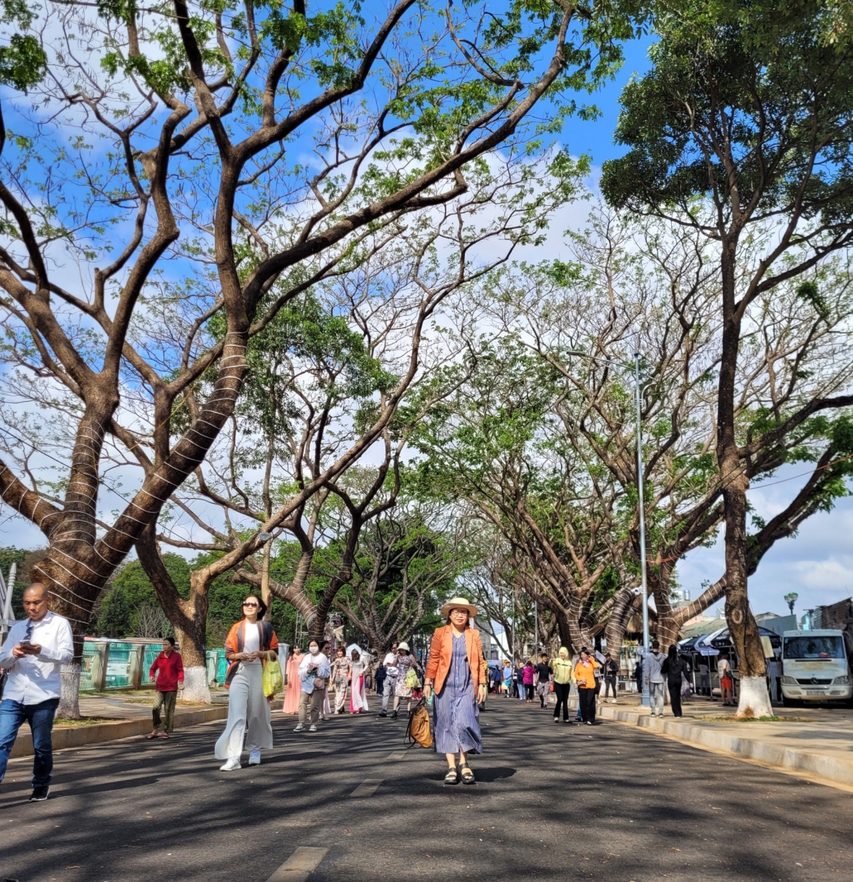 Gùng Phan Đình Giót rơp là gơl gùng lòt jơng lơh tơrlòng lài tàm Buôn Ma Thuột