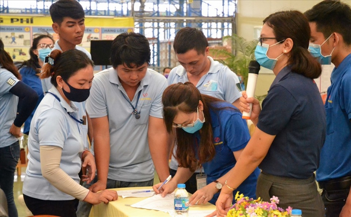 Đoân viên, mơngế pêi cheăng Kŏng ti pêi cheăng Tiô rơnó An Giang Samho  pro hlá mơ-éa vâ xo kơxô̆ liăn tŏng kum (Hlá tơbeăng Lao Động)