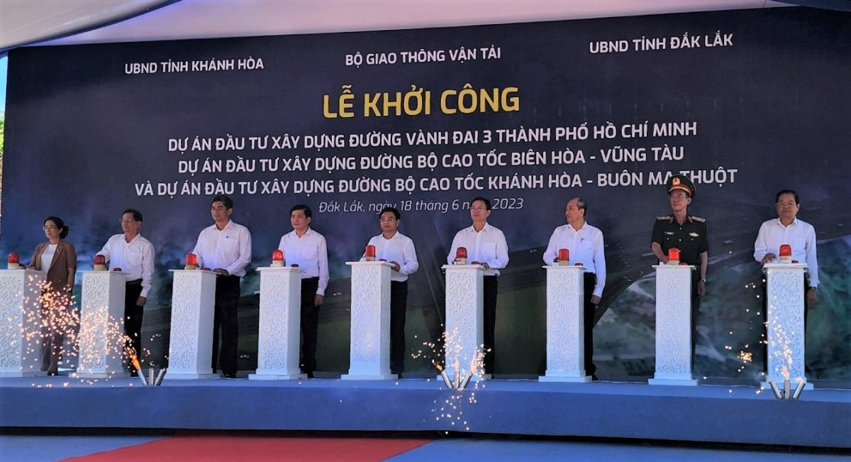 
Tang măt ăn rim Hơnih tơm, hơnih bơ̆ jang păng dêh char Đak Lăk vang năm Pơm lêh iung jang ming man lơ̆m năr 18/6