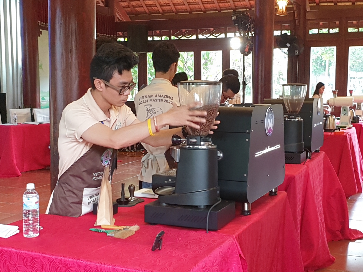 
Hơyak truh tơdrong ‘lơ̆ng đei kơjă kăp, kaphê kăp gĭt Việt Nam hlôi yak ah jăl blŭng a (um: Bơngai pơlong lơ̆m ‘Măng pơlong Hơdrĕng kaphê Việt Nam 2022 tơ̆ Buôn Ma Thuột)