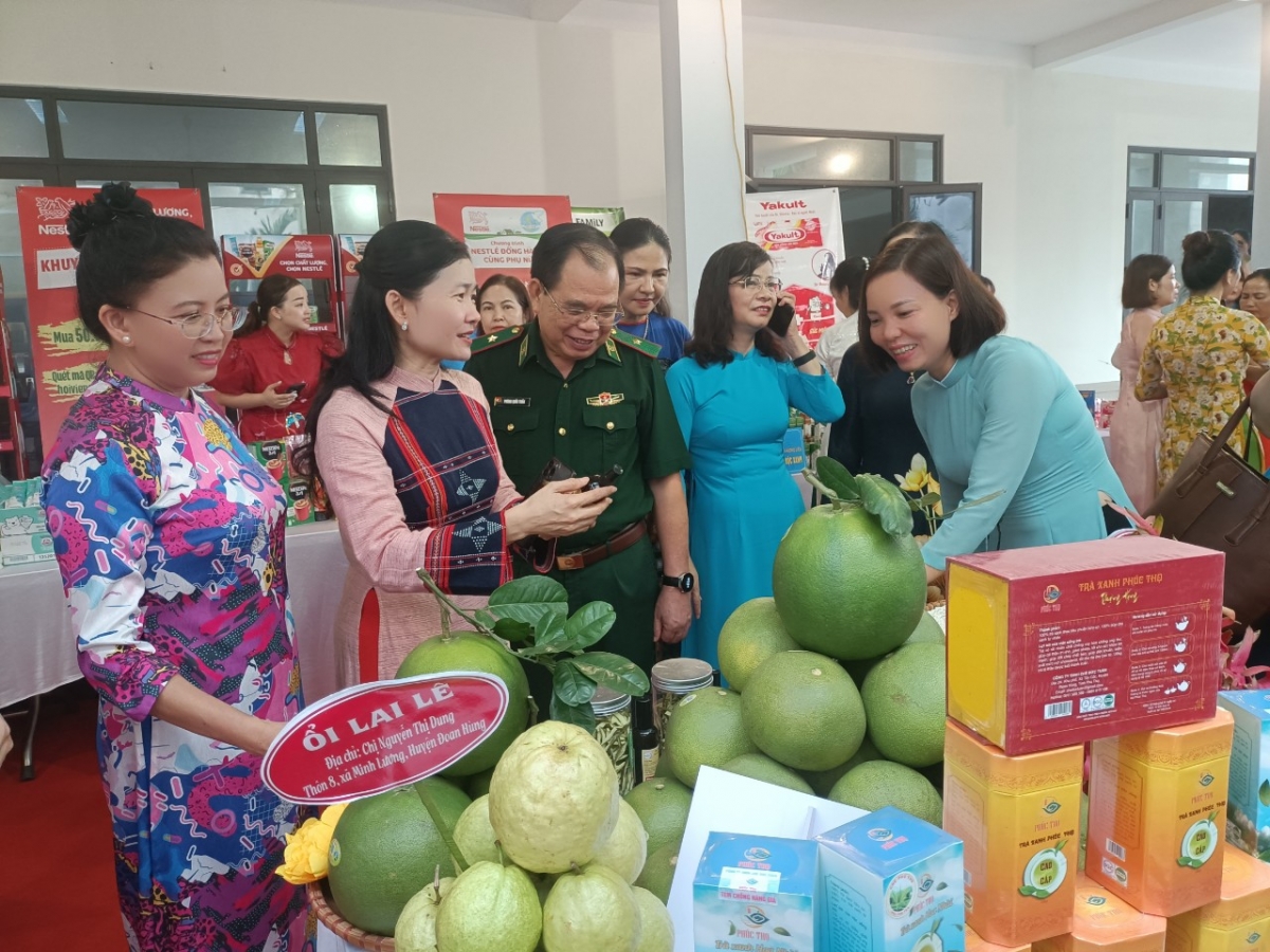 Bà Tôn Ngọc Hạnh- Phó Chủ tịch Hội Liên hiệp Phụ nữ Việt Nam và Thiếu tướng Phùng Quốc Tuấn- Phó Chính ủy BĐBP cùng tìm hiểu các mô hình sinh kế của phụ nữ vùng DTTS, biên giới