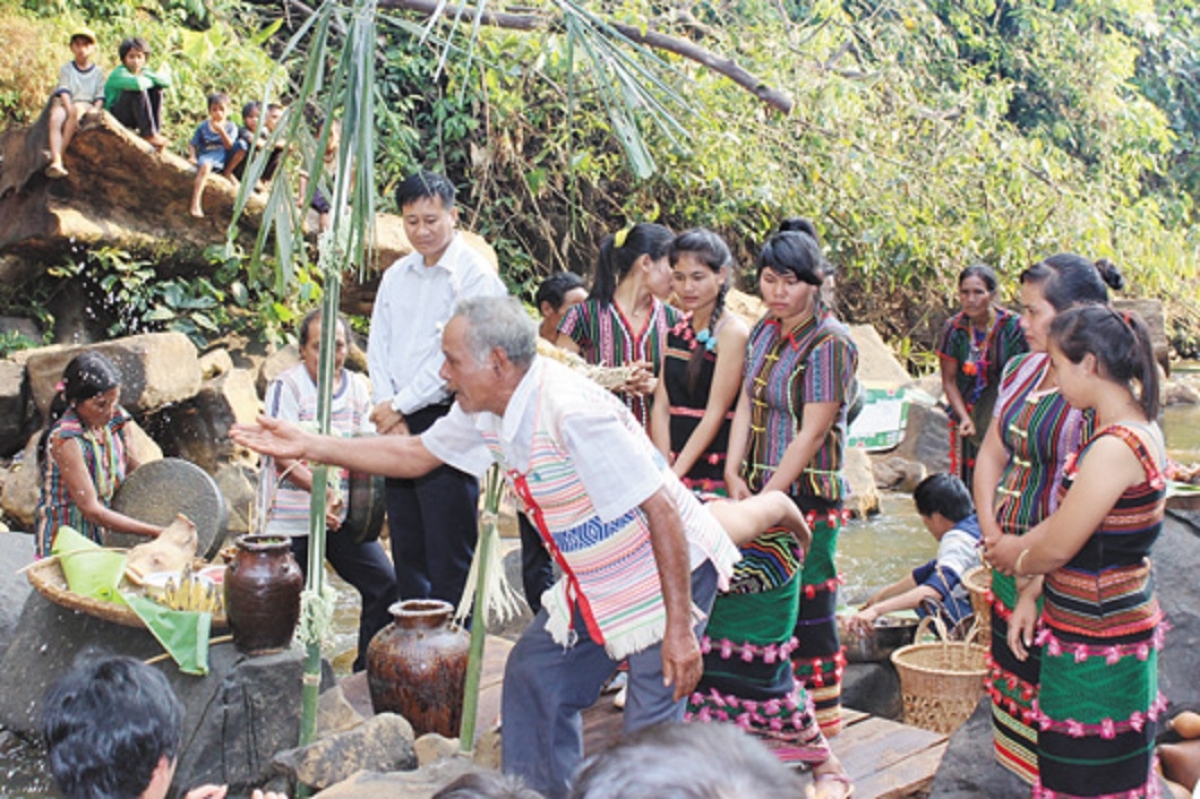 Soi kơ đak tơ glang đơ̆ng kon pơlei bơngai Mạ tơ̆ xăh Đắk Nia