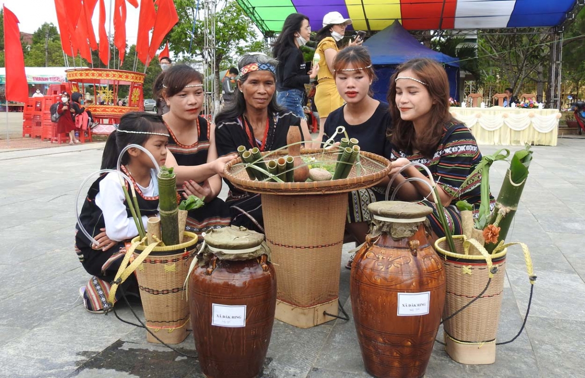 

Mơngế Rơteăng a Kon Tum tơbleăng ăm tơmối ôm hyô ‘nâi túa lĕm tro mâu kơchâi, kế kâ xú kơhiâm ing kong