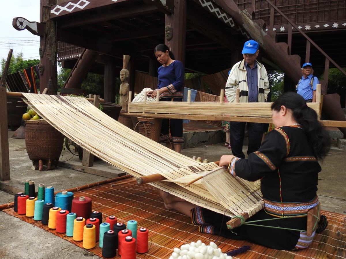 Tơmối ôm hyô ti tăng plĕng ‘na tơdroăng teăn ếo pơtâk dêi mơngế hdroâng kuăn ngo a Kon Tum