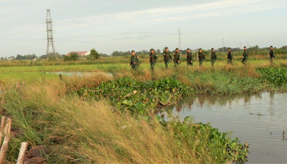 Bộ đội biên phòng thực hiện tuần tra biên giới