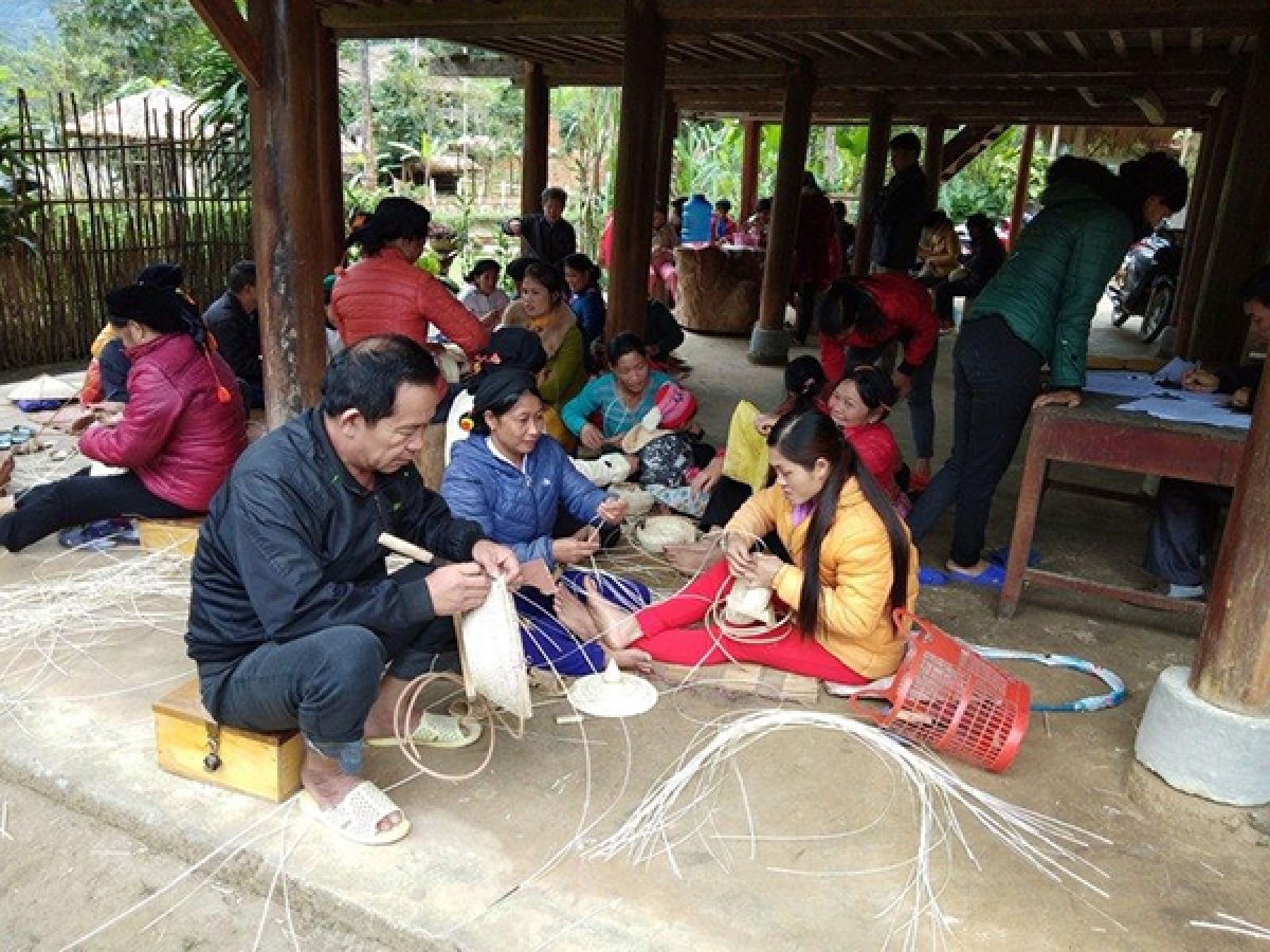 Việc hỗ trợ đối với hộ gia đình thực hiện thông qua người đại diện của gia đình là chủ hộ hoặc người đại diện cho hộ gia đình (Ảnh: TN&amp;MT).