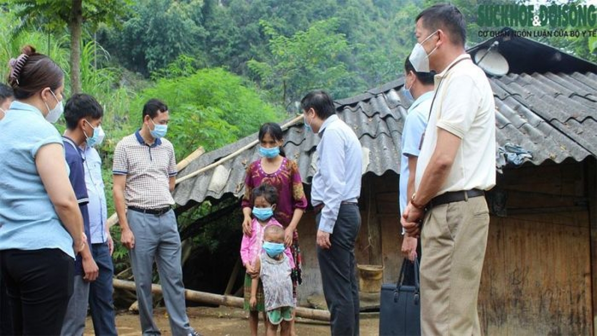 Lãnh đạo đoàn công tác và quyền Giám đốc Sở Y tế Hà Giang kiểm tra chống dịch tại thôn Phe Phà, xã Lũng Hồ, huyện Yên Minh, Hà Giang.