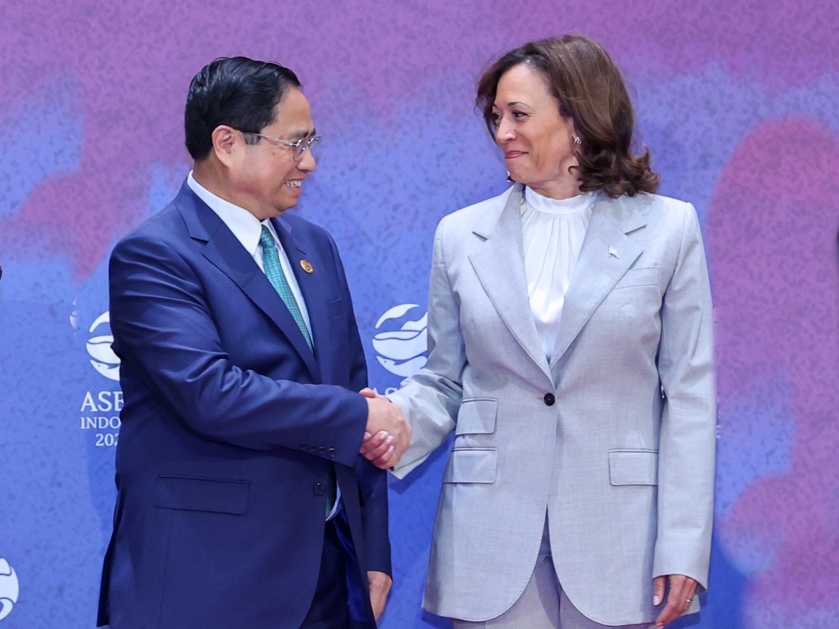 
Thủ tướng teh đak Phạm Minh Chính tơƀơ̆p Phŏ kơdră tơm teh đak Mi Kamala Harris