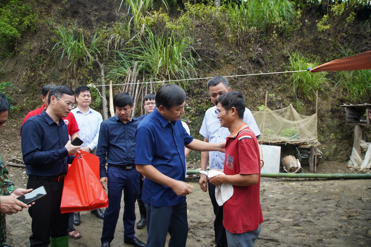 Ngế xiâm phŏ ngăn Chiâk deăng ƀă Mơnhông thôn pơlê pôu kơ-êng, hơlêm rơpŏng ki ai ngế tro têa mơhiu