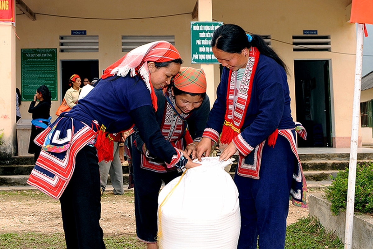 Đồng bào vui mừng nhận gạo (Ảnh minh họa)