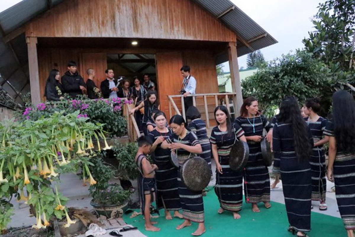 Nam nữ trong buôn đánh cồng chiêng, múa hát đón mừng khách tới dự lễ cưới. Ảnh: Chu Quốc Hùng