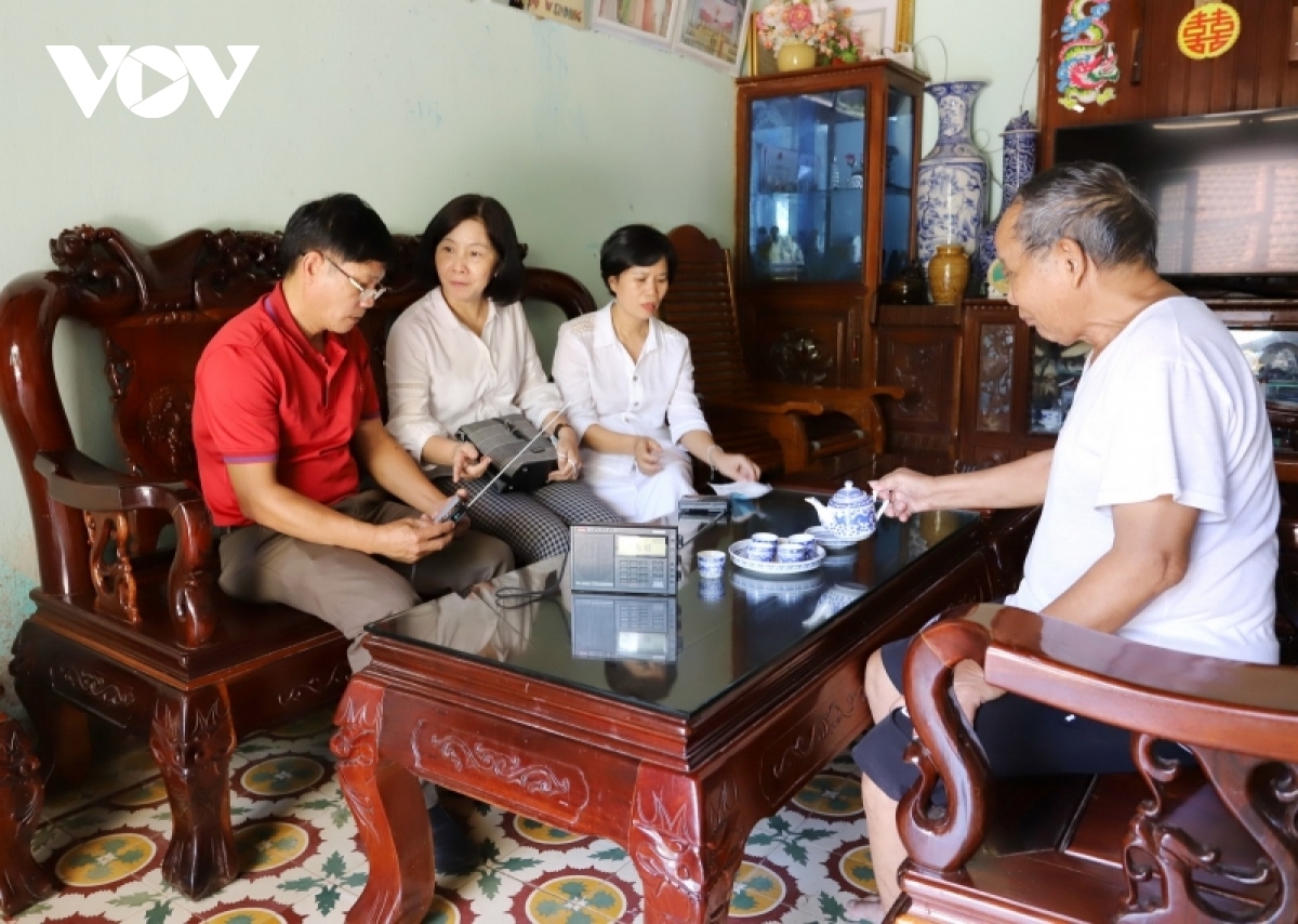 Ông Võ Hải Phương, Giám đốc Đài Đài Phát sóng khu vực Trung bộ cùng cán bộ Phòng Tiếng dân tộc- VOV miền Trung khảo sát chất lượng sóng phát thanh tại 1 hộ dân ở huyện Đông Giang