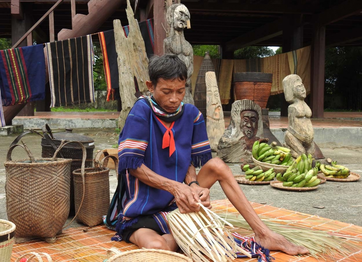 Nghệ nhân tanh reo hơkăt joăt joe tơ̆ pơlei tơm Kon Tum