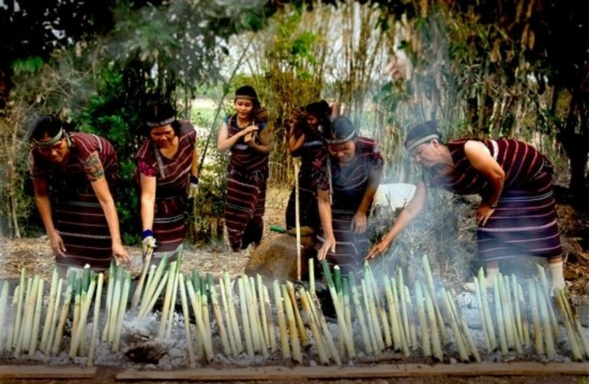 Người M'Nông nấu cơm lam