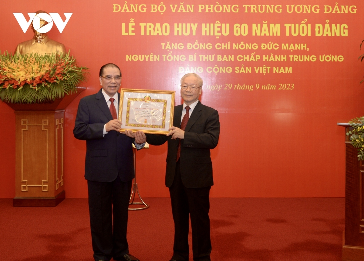 Tổng Bí thư Nguyễn Phú Trọng n'hanh Tổng Bí thư ơm Nông Đức Mạnh