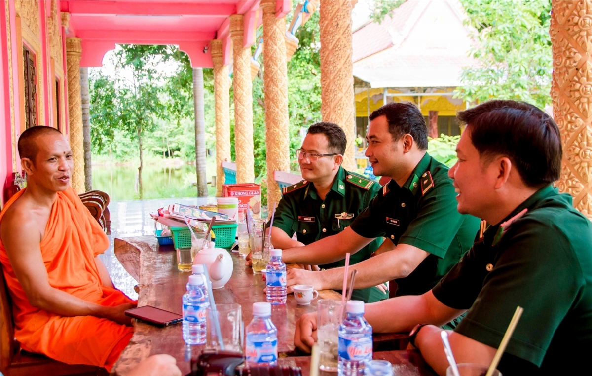 Pathau khan ka dom urang pan akaok dom paha saong Mban khik ramik di paha Khmer