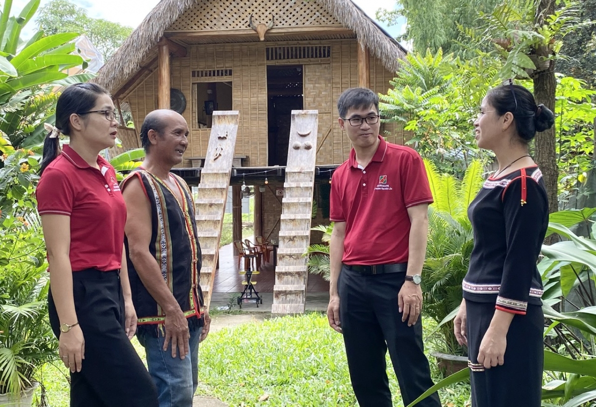 Kon pơlei tŏk iŏk jên tơmơ̆t jên hơtŏk tơiung tơmang lăng tơpôl