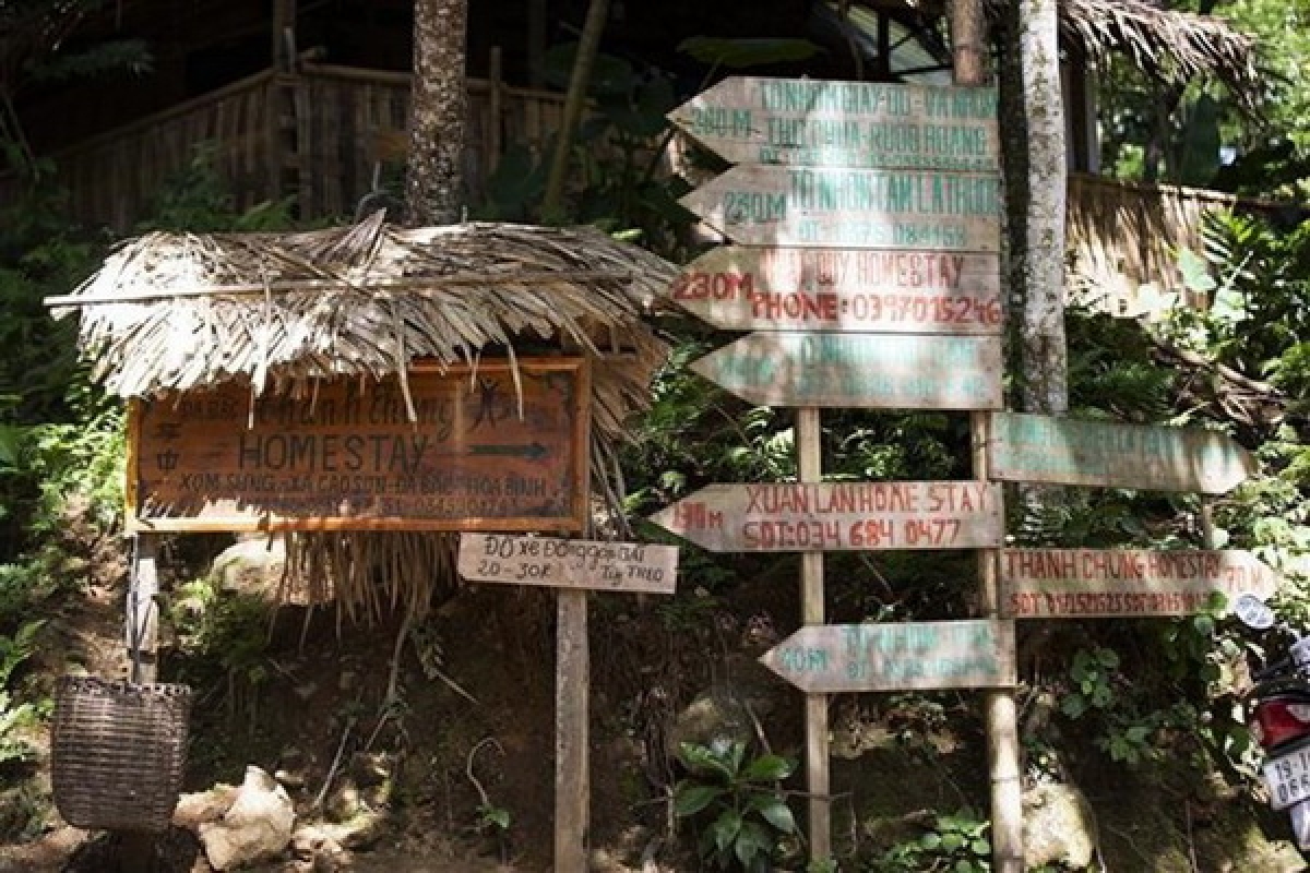 Biển chỉ dẫn đến các homestay tại bản Sưng, huyện Đà Bắc (Hòa Bình). Ảnh: Trọng Đạt - TTXVN