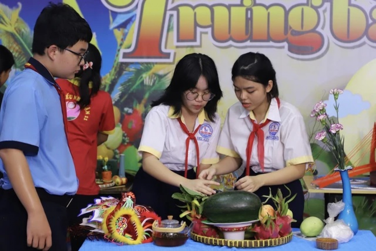 Danak dak "Melam pataom ia bulan bak baoh" uan Tết Trung Thu brei ka jaik adei đội viên, uranaih daok dalam ban