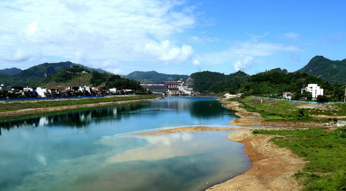 Sông Đà đoạn thủy điện luôn đẹp lung linh, thu hút nhiều du khách. Ảnh: Hồng Duyên.