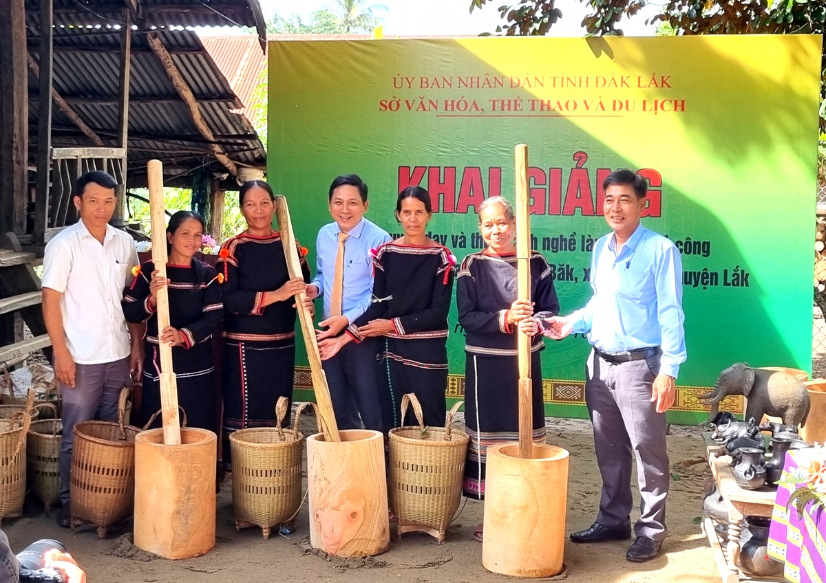 Tàm dơ̆ mut lơh, mpồl bơyai lơh pà 23 nơm mpal mờ sơ̆ nàng drơng broă mòn phan ù buh in