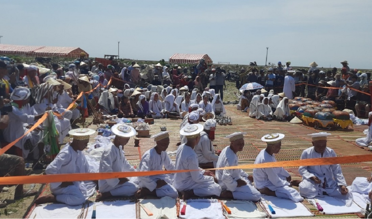 
Jơh gùt anih bơyai lơh Yàng răc dan lơngăp lơngai bơh làng bol kòn cau Prum
kơnhoàl Tuy Phong, càr Bình Thuận dê