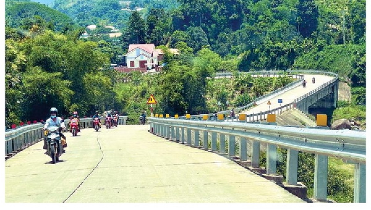 Đường về làng Ra Manh, xã Sơn Long, huyện Sơn Tây