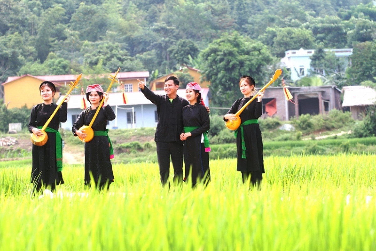 Bên cây đàn tính, những thiếu nữ dân tộc Tày cất lên làn điệu hát Then ngọt ngào, đằm thắm.