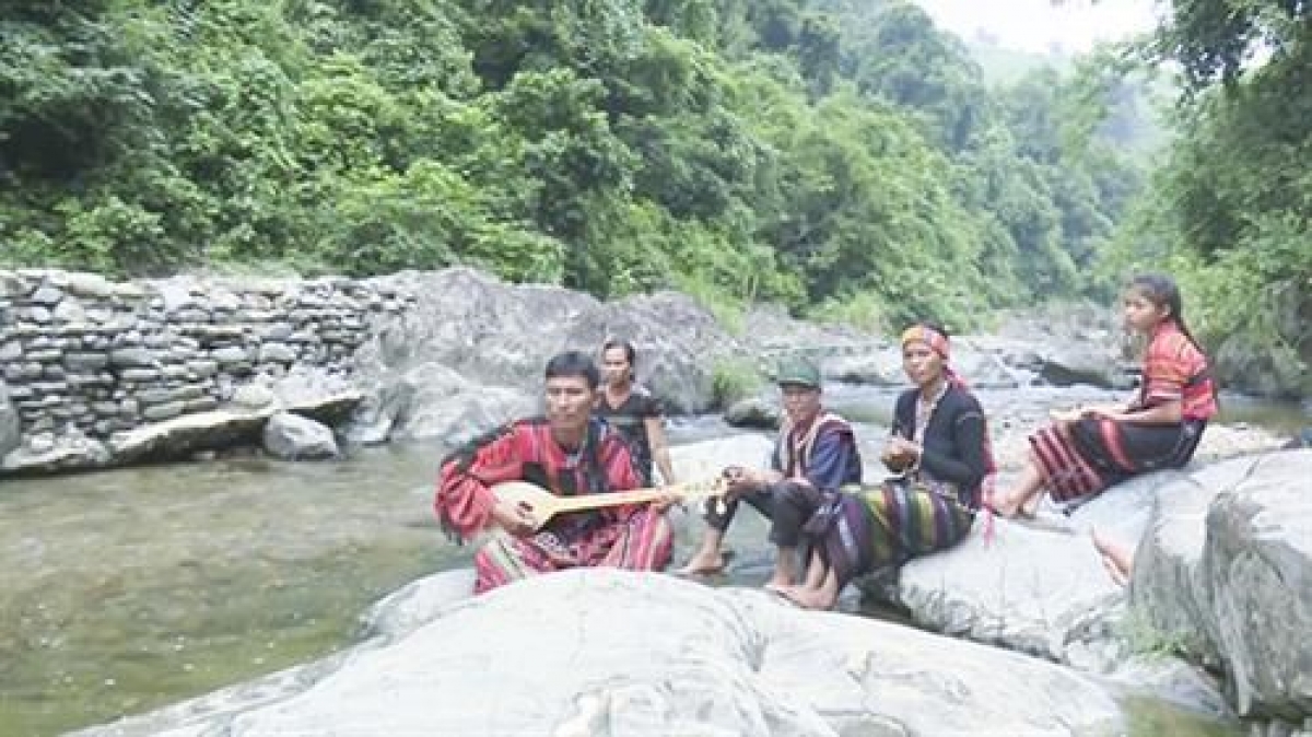 Nam nữ Bru - Vân Kiều đàn hát bên dòng suối (Ảnh: KT)