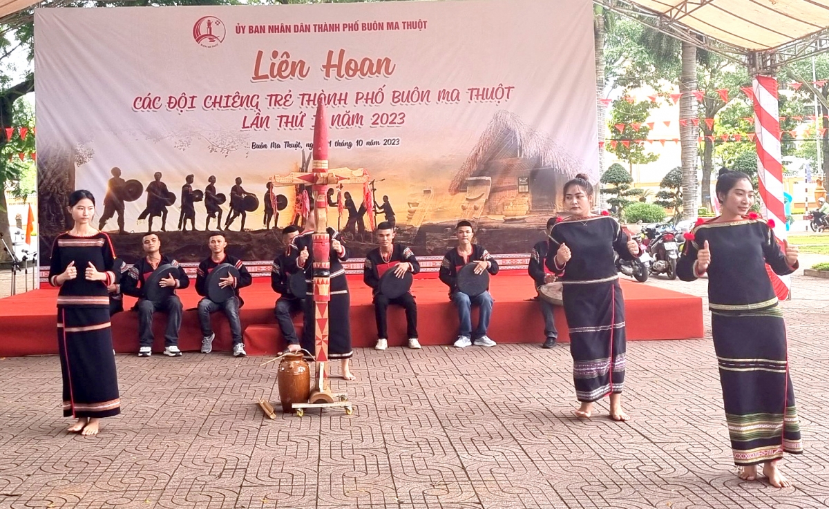 Ală mpồl pơrlòng neh cèng tus ală dơ̆ ràng tơlik niam ngan