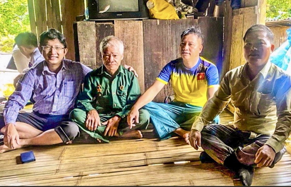 Lãnh đạo huyện Sơn Tây về thăm bà con làng Long Vót, thôn Ra Manh, xã Sơn Long