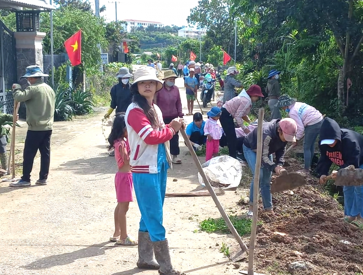 
Dùl broă lơh hòi jà làng bol geh kwang bàng đảng viên xã Liêng Srônh, tàm hơ̆ geh mò K’ Nga lam lơh geh cồng nha, gơ hòi gơ jà uă ngan làng bol tus bal